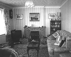 The sitting room with a fire place. It’s only gas-fired, of course, but very cosy all the same. There are a lot of souvenirs from friends and items, which bring back happy memories, on the mantelpiece.
